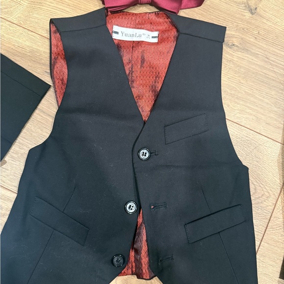 Boy Suit with vest, shirt and bowtie - 3T - Picture 8 of 11